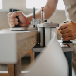 HIT-M 65 servamasin – mobiilne liimivaba servaviimistlus